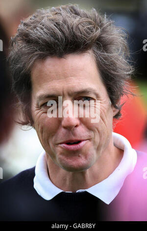 Hugh Grant le premier jour du championnat Alfred Dunhill Links à Carnoustie, en Écosse. Banque D'Images