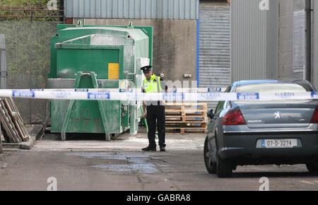 Vue générale un policier sur garde à l'usine de confiserie de Dunhills à Finglas, Dublin, après une explosion qui a laissé un homme se battre pour sa vie. Banque D'Images