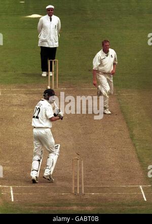 Cricket - coupe Benson and Hedges - demi-finale - Lancashire et Warwickshire.Shaun Pollock, dans le Warwickshire, fait le jeu de Kyle Hogg, dans le Lancashire Banque D'Images