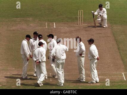 Cricket - coupe Benson and Hedges - demi-finale - Lancashire et Warwickshire.Mark Chilton, du Lancashire, attend le cricket alors que ses partenaires de frappeurs disparaissent peu à peu Banque D'Images