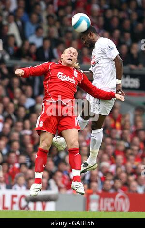 Didier Zokora (r) de Tottenham Hotspur et Andriy Voronin (l) de Liverpool bataille pour le ballon Banque D'Images