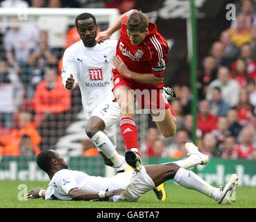 Football - Barclays Premier League - Liverpool / Tottenham Hotspur - Anfield.Steven Gerrard de Liverpool et Didier Zokora de Tottenham Hotspur se disputent le ballon Banque D'Images