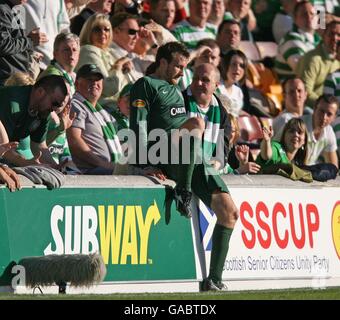 Lee Naylor, du Celtic, finit par se rapprocher de lui Les fans de clubs pendant le match contre Gretna Banque D'Images