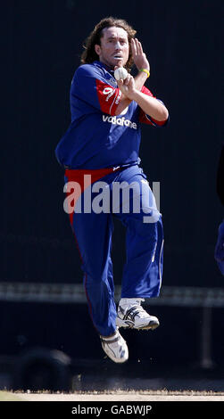 Cricket - quatrième journée internationale - Sri Lanka / Angleterre - stade R. Premadasa.L'Angleterre Ryan Sidebottom Bowls pendant la quatrième journée internationale au stade R. Premadasa, Colombo, Sri Lanka. Banque D'Images