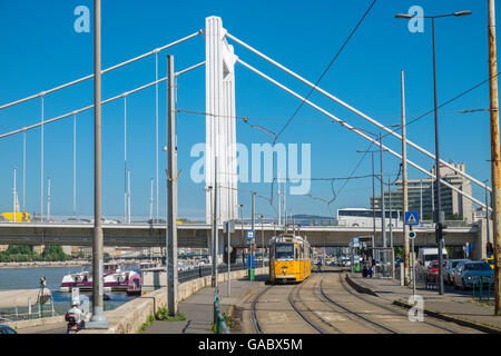 Elizabeth Bridge, reliant Buda et Pest sur le Danube, et service de tramway le long de Jane Haining rkp, Budapest, Hongrie Banque D'Images