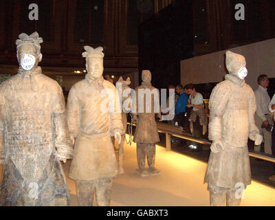 Le British Museum, dans le centre de Londres, passe en revue ses procédures de sécurité après qu'un écoprotteur ait mis des masques sur deux membres de l'armée chinoise de terre cuite. Banque D'Images