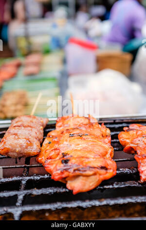 Poulet grillé au charbon de bois sur des brochettes en bois,Thai street food, Chiang Mai Thaïlande Banque D'Images