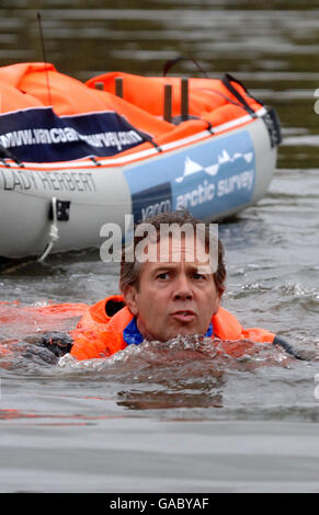 L'explorateur britannique Pen Meadow lance son enquête scientifique internationale sur l'épaisseur de la calotte glaciaire arctique, dans le Serpentine à Hyde Park, dans le centre de Londres. Banque D'Images