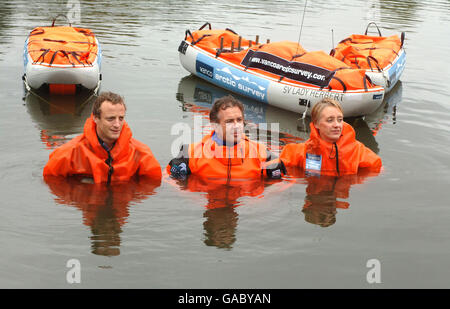 L'explorateur britannique Pen Meadow (au centre) et son équipe d'Ann Daniels (à droite) et Martin Hartley (à gauche) lancent leur étude scientifique internationale sur l'épaisseur de la calotte glaciaire arctique, dans le Serpentine à Hyde Park, dans le centre de Londres. Banque D'Images