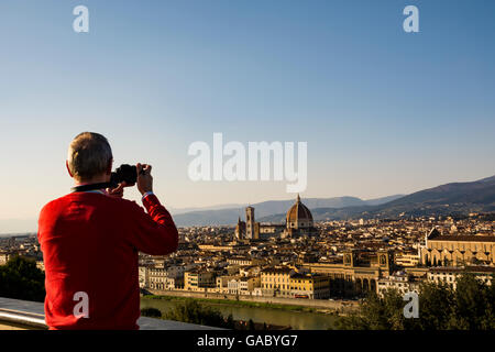 Tourist photographing toits de Florence à partir de la Piazzale Michelangelo, l'Italie Banque D'Images