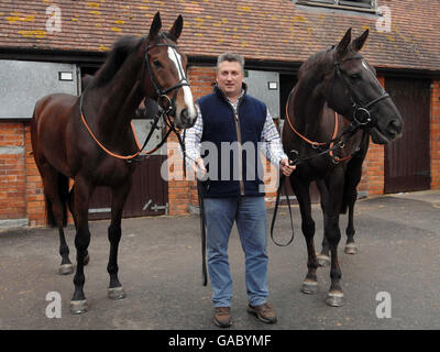 L'entraîneur Paul Nicholls (au centre) avec Kauto Star (à gauche) et Denman lors d'une visite des écuries Paul Nicholls à Manor Farm stables, Ditcheat, Somerset. Banque D'Images