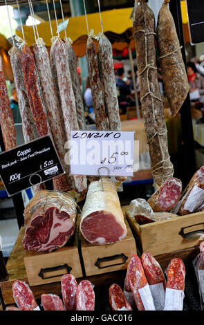 Sur la viande les viandes en décrochage Borough Market, London, England Banque D'Images