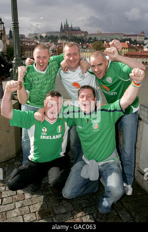 Les fans de la République d'Irlande arrivent au stade Strahov Banque D'Images