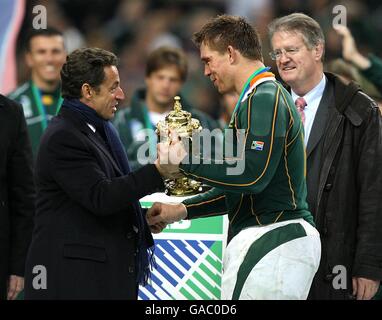 Le président français Nicolas Sarkozy remet la coupe du monde à Le capitaine sud-africain John Smit Banque D'Images