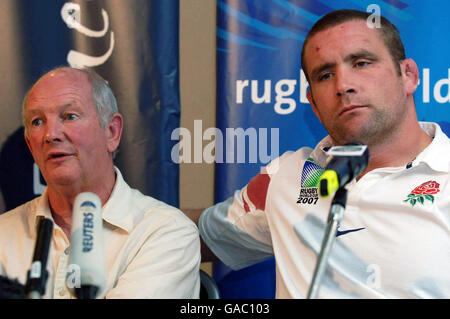 Brian Ashton, entraîneur d'Angleterre (à gauche), avec le capitaine Phil Vickery, lors d'une conférence de presse au Marriott Courtyard Neuilly, Paris, France. Banque D'Images