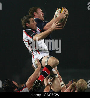 Rugby Union - Magners League - Ulster / Leinster - Ravenhill Park.Stephen Keogh, de Leinster, bat Stephen Ferris, d'Ulster, au bal lors du match de la Magners League à Ravenhill Park, à Belfast. Banque D'Images