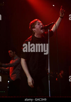 The Kaiser Chiefs en concert au Roundhouse, dans le nord de Londres, dans le cadre de la semaine de concerts BBC Electric Proms. Banque D'Images