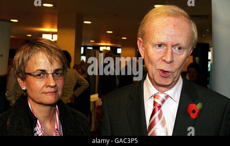 Le chef unioniste d'Ulster, Sir Reg Empey (à droite), présente aux médias la députée provinciale de la SDLP et la ministre du développement social, Margaret Ritchie (à gauche) lors de la conférence de son parti à Belfast. Banque D'Images