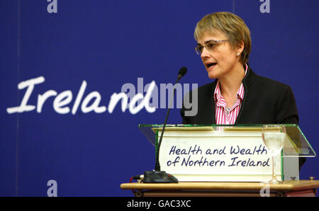 Margaret Ritchie, députée de SDLP et ministre du développement social, devient la première politicienne nationaliste à s'adresser à la conférence annuelle du Parti unioniste de l'Ulster à Belfast. Banque D'Images