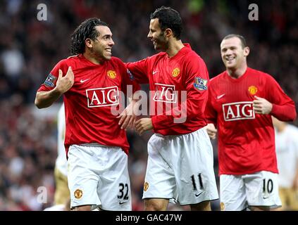 Football - Barclays Premier League - Manchester United / Middlesbrough - Old Trafford.Carlos Tevez de Manchester United célèbre son but avec Ryan Giggs et Wayne Rooney Banque D'Images