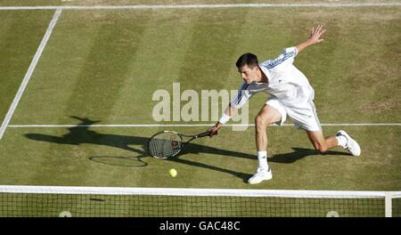 Tennis, Wimbledon 2002, second Round. Tim Henman se fente pour le thr ball contre Scott Draper Banque D'Images