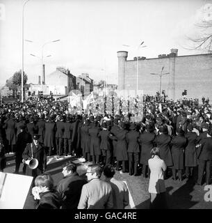 Les manifestants anti-apartheid sont retenus par la police alors qu'ils convergent Sur le terrain de Leicester's Welford Road Banque D'Images