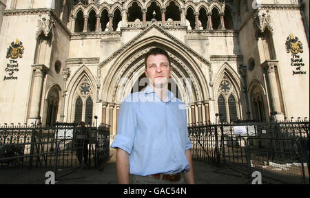 Richard Bailey, agent de liaison avec les médias pour l'enquête de la princesse Diana, devant les cours royales de justice de Londres. Banque D'Images