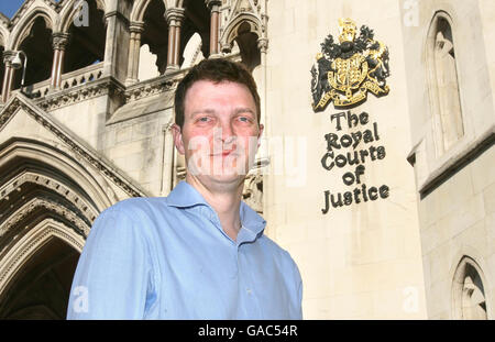 Diana enquête.Richard Bailey, agent de liaison avec les médias pour l'enquête de la princesse Diana, devant les cours royales de justice de Londres. Banque D'Images