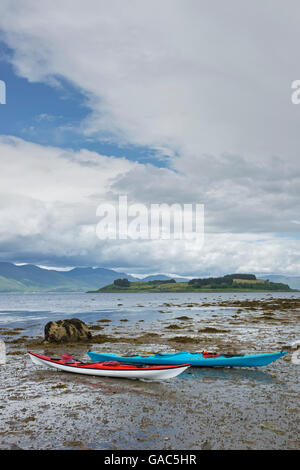 Kayaks de mer sur les rives du Loch Linnhe, l'Écosse. Banque D'Images