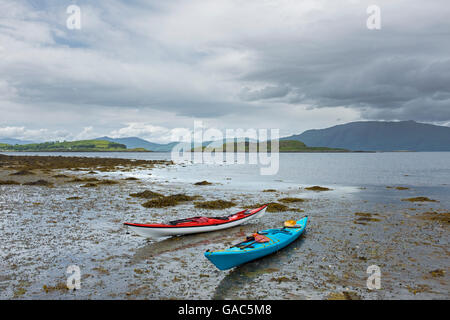 Kayaks de mer sur les rives du Loch Linnhe, l'Écosse. Banque D'Images