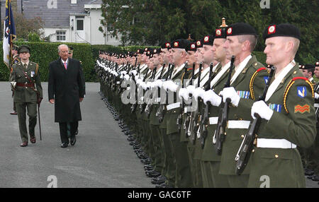 Le roi Albert II de Belgique (à gauche) inspecte les gardes d'honneur à la résidence officielle du Président de l'Irlande, Aras an Uachtarain, Dublin, alors qu'il commence une visite de trois jours en Irlande. Banque D'Images