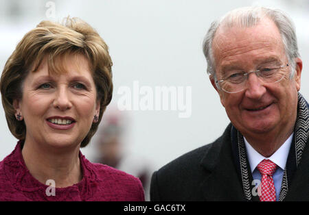 La présidente irlandaise Mary McAleese (à gauche) souhaite la bienvenue au roi Albert II de Belgique (à droite) lors d'une cérémonie à la résidence officielle du président irlandais, Aras an Uachtarain, Dublin, alors qu'il commence une visite de trois jours en Irlande. Banque D'Images