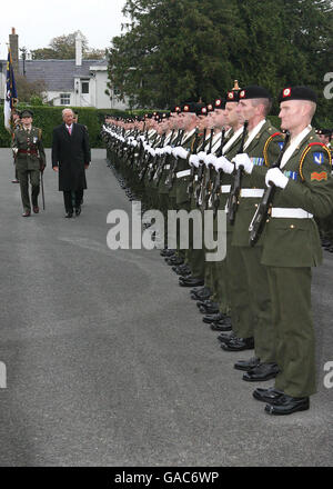 Le roi Albert II de Belgique (deuxième à gauche) inspecte les gardes d'honneur à la résidence officielle du Président de l'Irlande, Aras an Uachtarain, Dublin, alors qu'il commence une visite de trois jours en Irlande. Banque D'Images