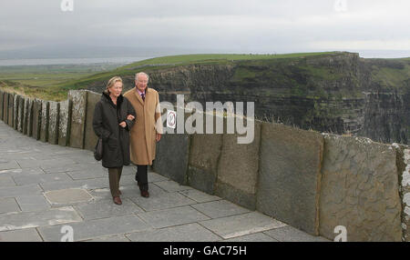 Le roi Albert II et la reine Paola de Belgique terminent leur visite de trois jours en Irlande par une promenade panoramique le long des falaises de Moher à Co Clare. Banque D'Images