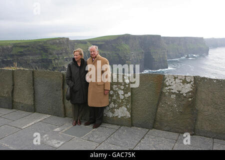 Le roi Albert II et la reine Paola de Belgique terminent leur visite de trois jours en Irlande par une promenade panoramique le long des falaises de Moher à Co Clare. Banque D'Images