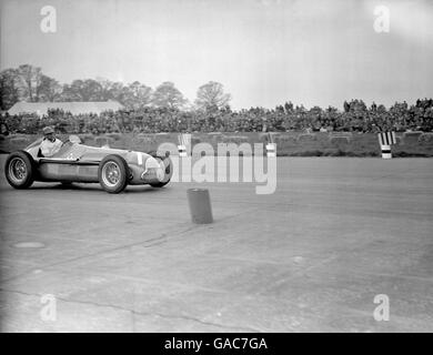 Courses automobiles - International Trophy Meeting - Silverstone.Juan Manuel Fangio dans son Alfa Romeo Banque D'Images