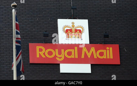 Vue d'un drapeau de l'Union à côté d'un panneau Royal Mail devant le bureau de triage de Copperas Hill à Liverpool, alors que le personnel de Royal Mail à Liverpool entrepose une deuxième grève sauvage des chats, ce qui entraîne d'autres retards dans les livraisons de courrier. Banque D'Images