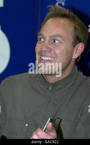 Jason Donovan signe son nouveau livre "entre les lignes, mon histoire uncut" à WHSmith, Nottingham Banque D'Images