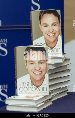 Jason Donovan livre signature WHSmith - Nottingham Banque D'Images