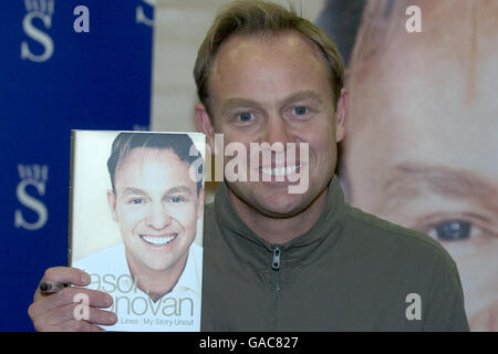 Jason Donovan signe son nouveau livre "entre les lignes, mon histoire uncut" à WHSmith, Nottingham Banque D'Images