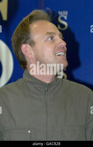 Jason Donovan livre signature WHSmith - Nottingham Banque D'Images