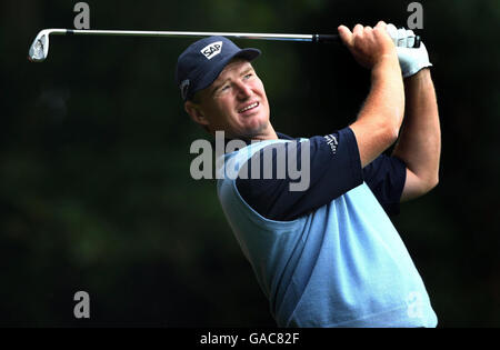 Ernie Els, d'Afrique du Sud, joue son tee-shirt au 2e match contre Colin Montgomerie, d'Écosse, au Wentworth Club, Virginia Water, Surrey. Banque D'Images