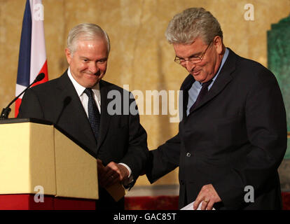 Le secrétaire à la Défense des Browne (à droite) et son homologue américain Robert Gates ferment leur conférence de presse à Lancaster House, dans le centre de Londres. Banque D'Images