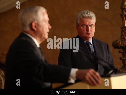 Le secrétaire à la Défense des Browne (à droite) et son homologue américain Robert Gates lors de leur conférence de presse à Lancaster House, dans le centre de Londres. Banque D'Images