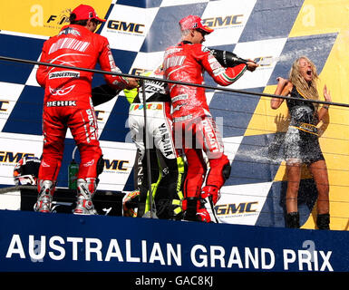 Le pilote de Ducati Marlboro Casey Stoner (AUS) célèbre sa victoire à Le Grand Prix d'Australie de GMC avec l'équipe Loris Capirossi (ITA) Et Fiat Yamaha cavalier Valentino Rossi (ITA) Banque D'Images