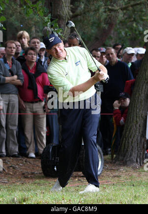 Ernie Els, d'Afrique du Sud, joue son tir le 12e jour lors de la finale du Championnat du monde de jeu de match de HSBC au Wentworth Club, Virginia Water, Surrey. Banque D'Images