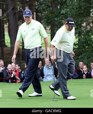 Ernie Els en Afrique du Sud et Angel Cabrera en Argentine lors de la finale du Championnat du monde de jeu de match de HSBC au Wentworth Club, Virginia Water, Surrey. Banque D'Images