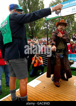 Les concurrents lors des championnats du monde de conker qui se sont tenus à Ashton, dans le Northamptonshire. Banque D'Images