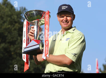 Ernie Els d'Afrique du Sud avec le trophée après avoir battu Angel Cabrera d'Argentine dans la finale du Championnat du monde de jeu de match de HSBC au Wentworth Club, Virginia Water, Surrey. Banque D'Images