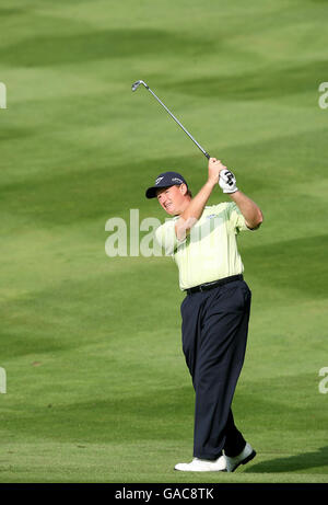 Ernie Els, en Afrique du Sud, joue le 7e fairway dans la finale du Championnat du monde de jeu de match de HSBC au Wentworth Club, Virginia Water, Surrey. Banque D'Images